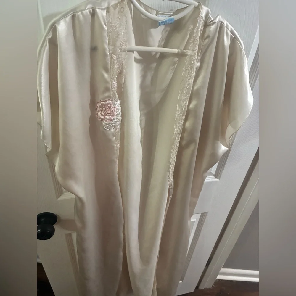 Vintage Women’s Medium Satin Robe - Picture 3 of 10